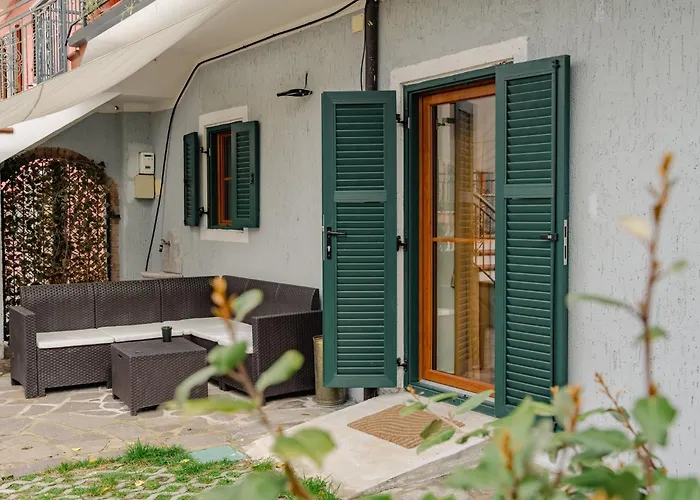 Casa Galya With Private Patio By Gardadoma 아파트